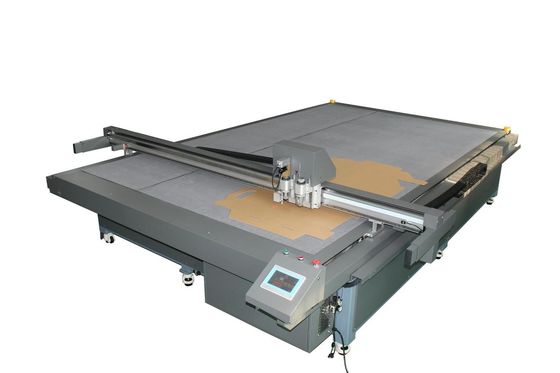 mesin pemotong sampel kotak besar untuk kotak karton, kotak bergelombang, kotak kardus dengan pisau berosilasi, dan roda kusut